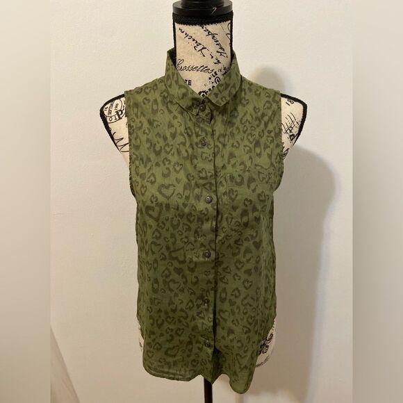 H&M Sleeveless Heart Print Button Down Shirt - Picture 7 of 13